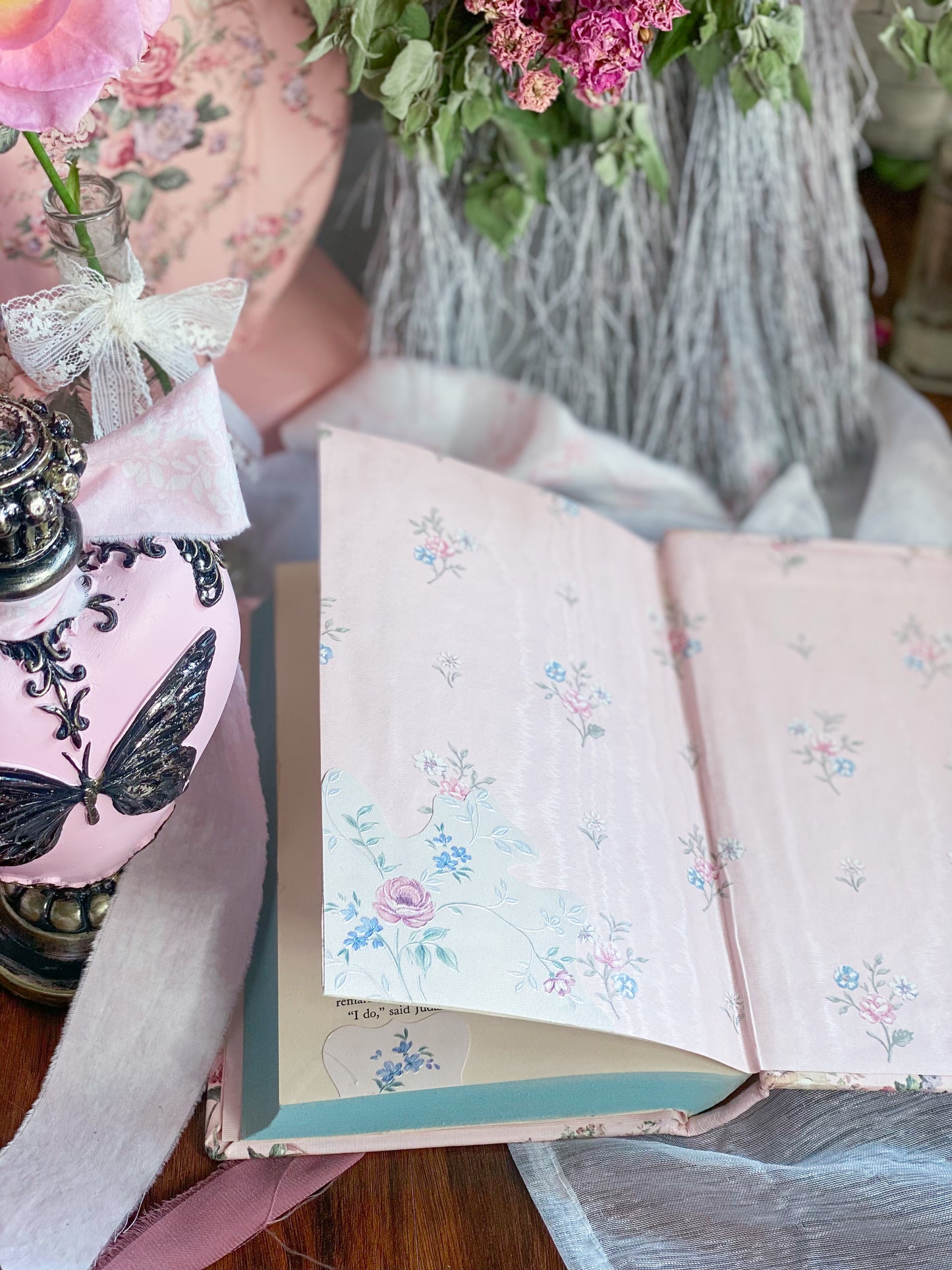 Rosa und blaues maßgeschneidertes handbemaltes Upcycled-Blumenbuch - Hexes For Exes