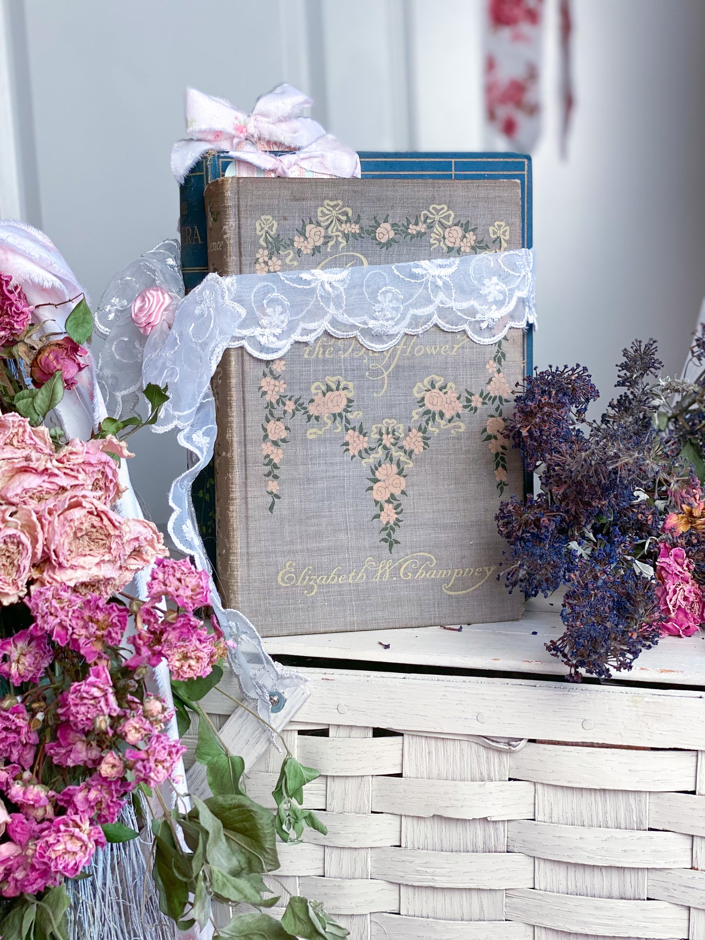 Juego de libros de 3 libros, rosa rosa y guirnalda floral, Barton Cottage