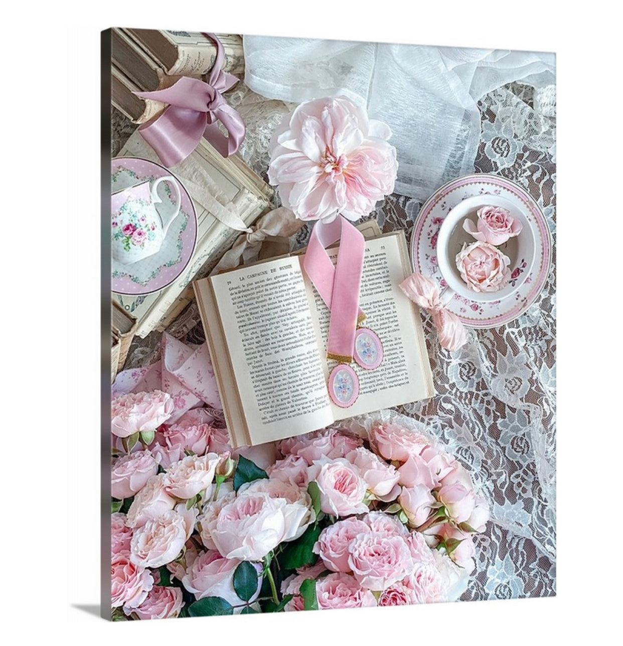 Lienzo envuelto en galería de rosas rosadas y libros abiertos