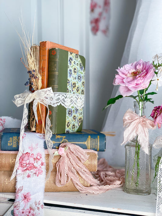 Harvest Romance 3-Bücher-Set „Barton Cottage“ mit Blumenmuster in Salbei und Kürbis