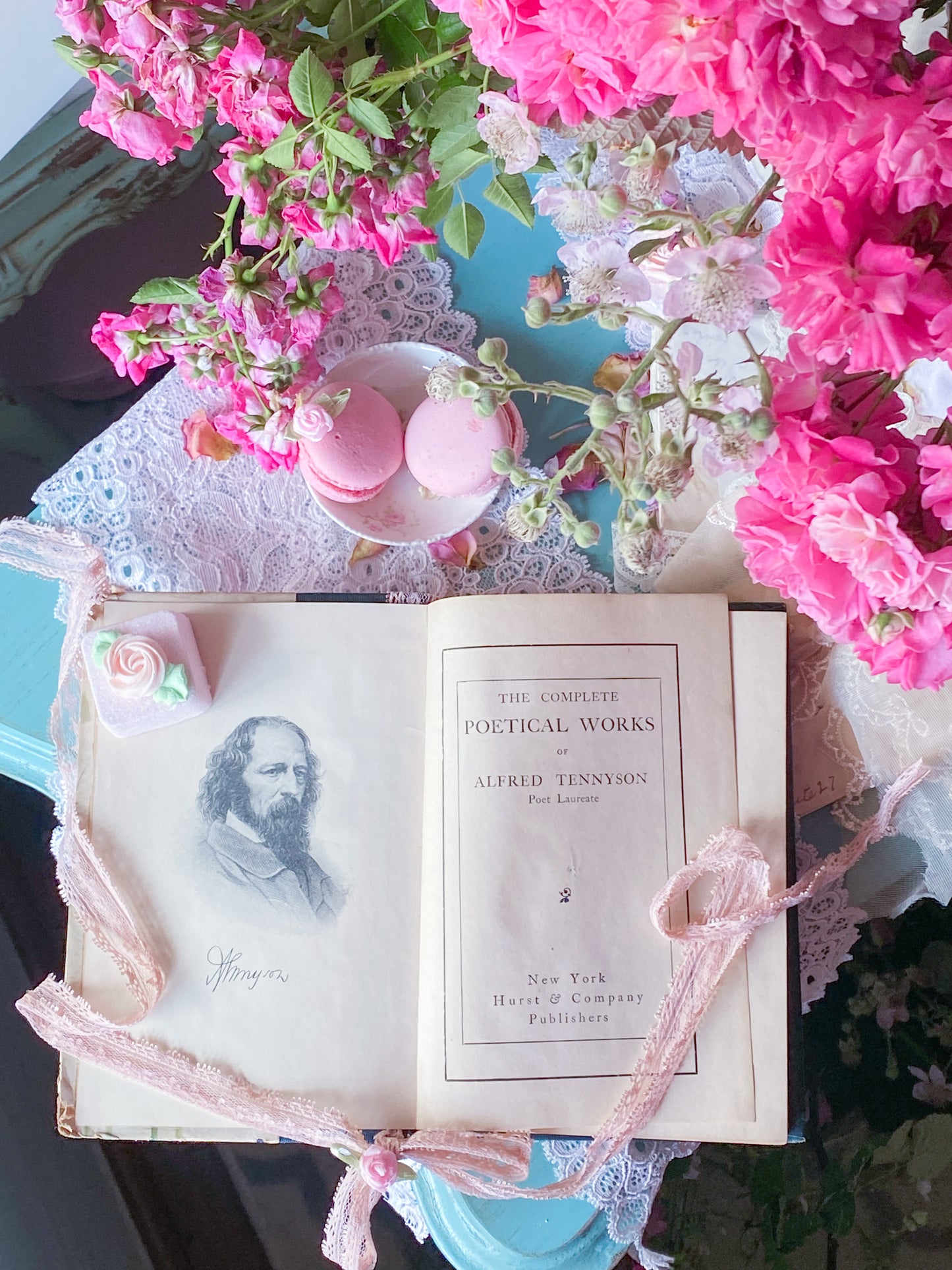 Poemas de Tennyson con portada de lavanda iris