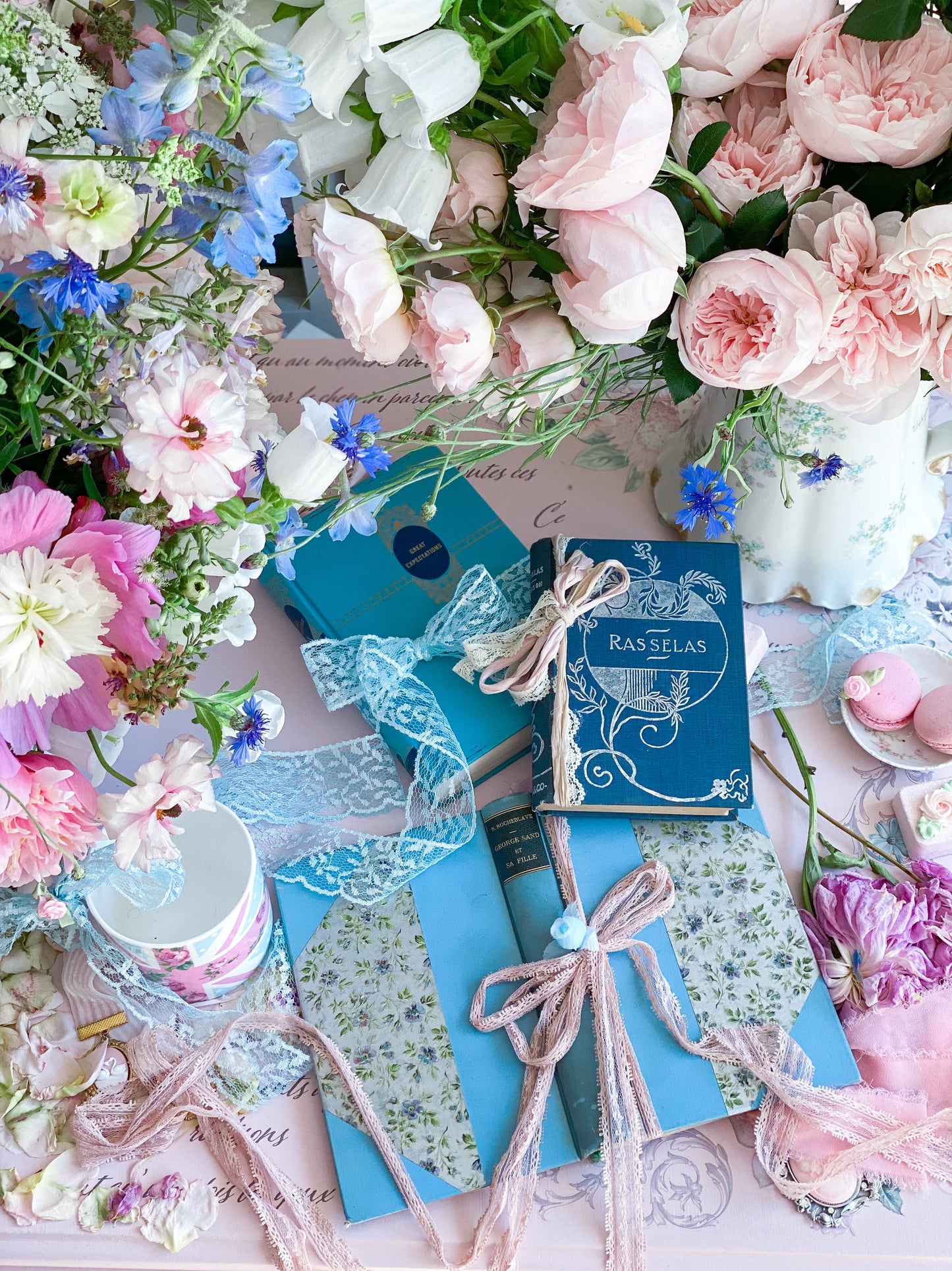 Set mit 3 blauen Büchern mit dekorativen Einbänden