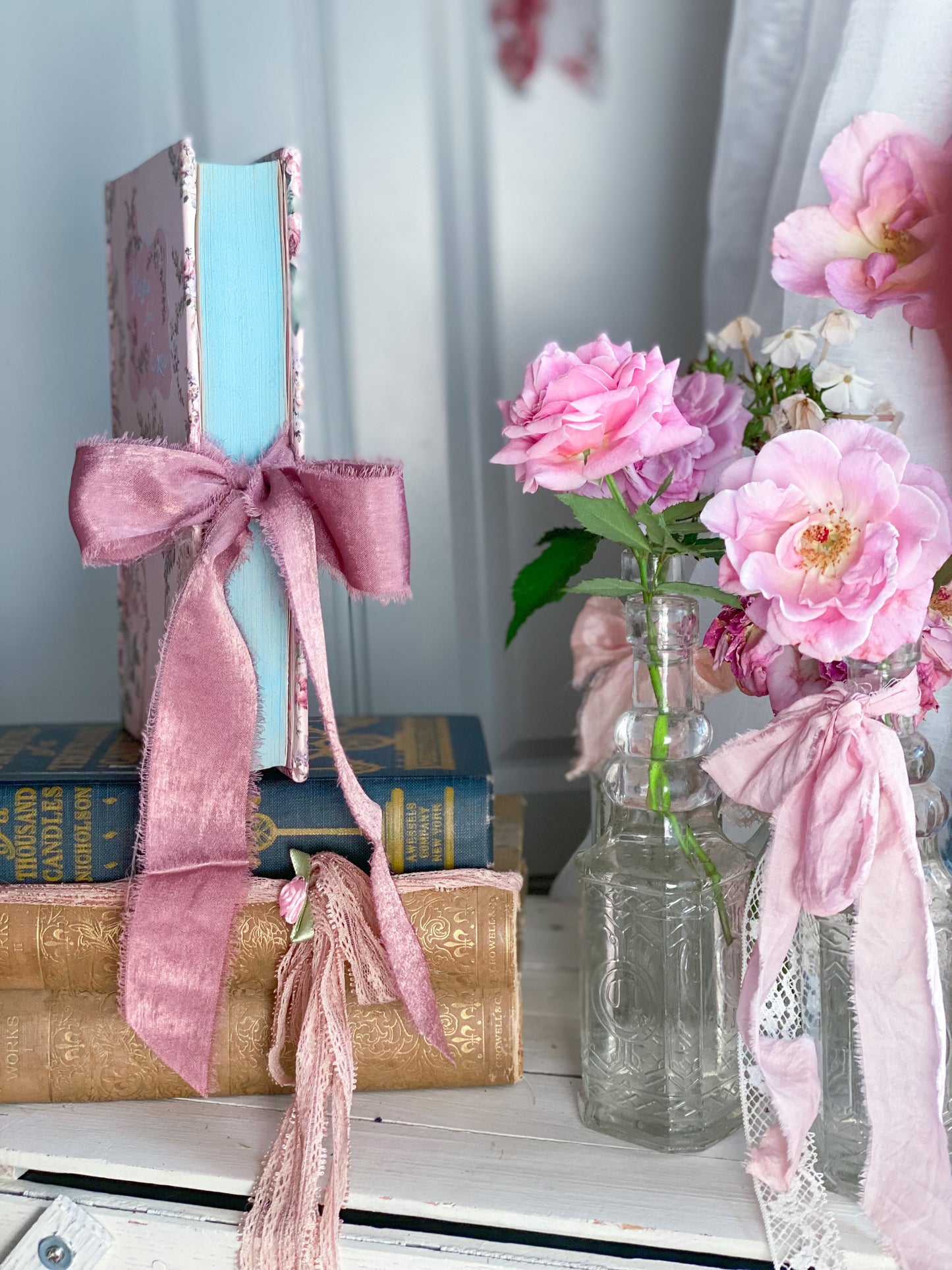 Rosa und blaues maßgeschneidertes handbemaltes Upcycled-Blumenbuch - Hexes For Exes