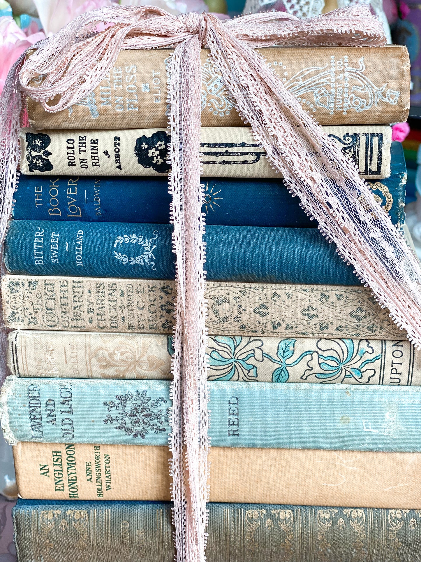 Blauer und cremefarbener Buchstapel mit 11 Büchern