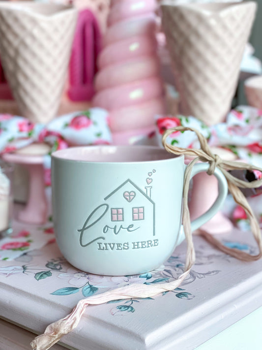 Pastellrosa „Love Lives Here“-Tasse zum Valentinstag