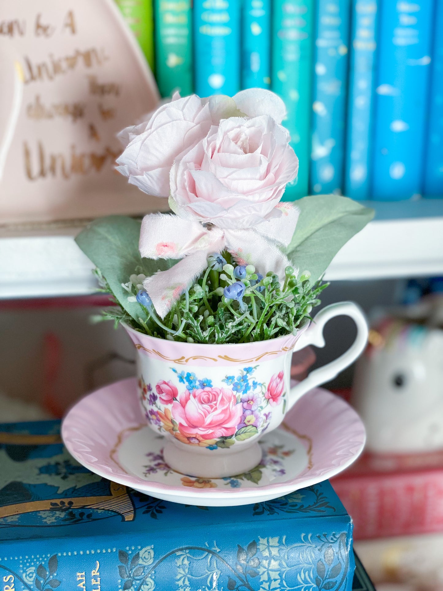 Maßgeschneiderte rosa und lila Rosen-Teetassen-Arrangement