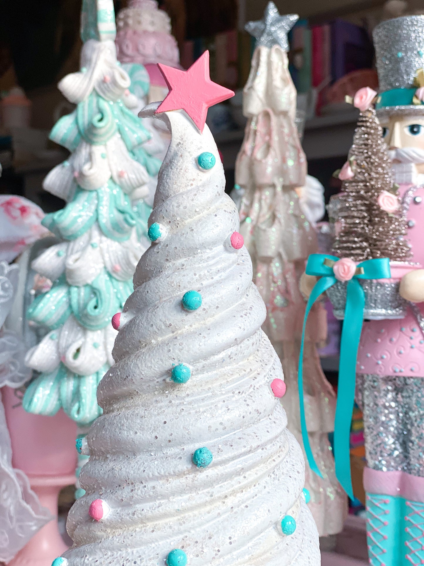 Maßgeschneiderter rosa und blaugrüner Eisbecher-Weihnachtsbaum