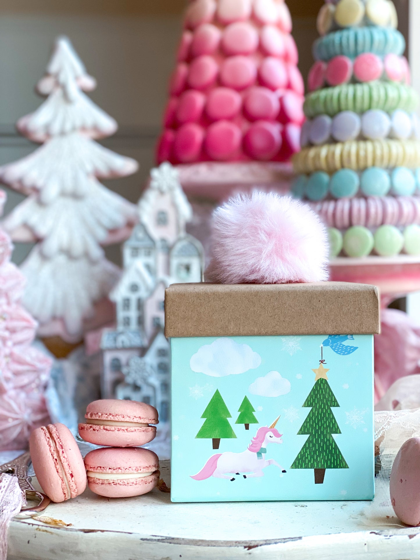 Skurrile kleine quadratische Geschenkbox mit Weihnachtsmann und Einhorn