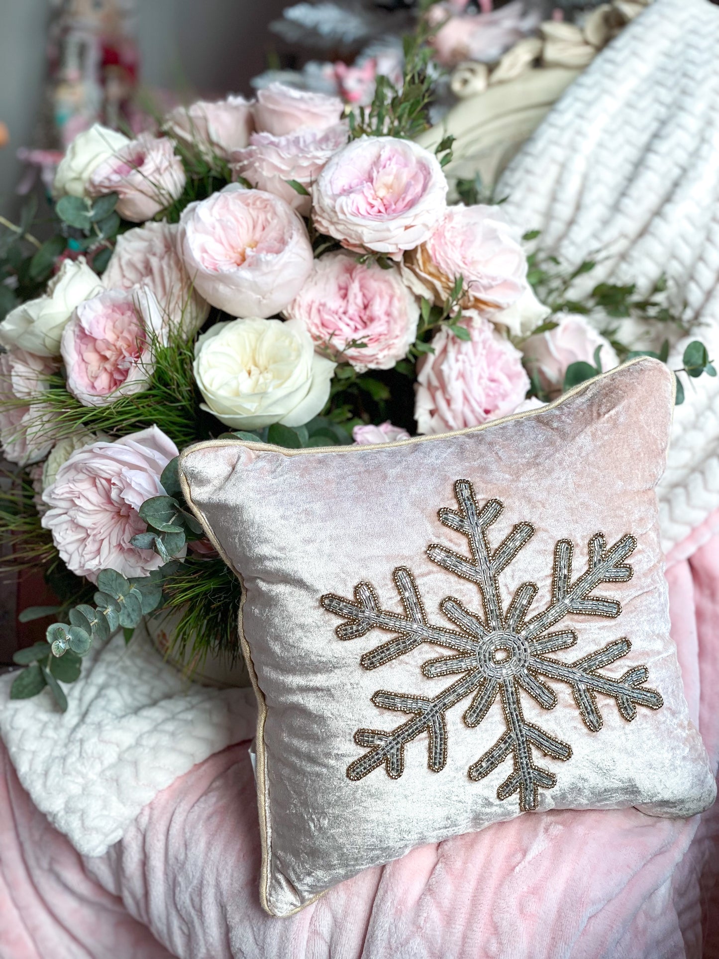 Almohada decorativa de copo de nieve con cuentas rosa rubor