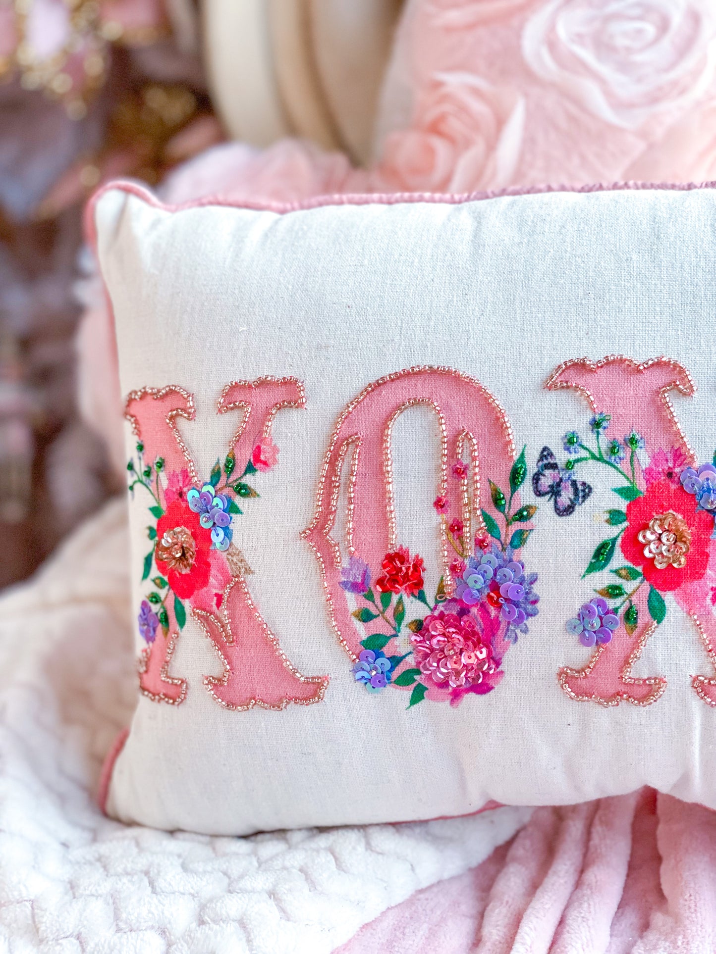 Almohada decorativa con cuentas rosas XOXO