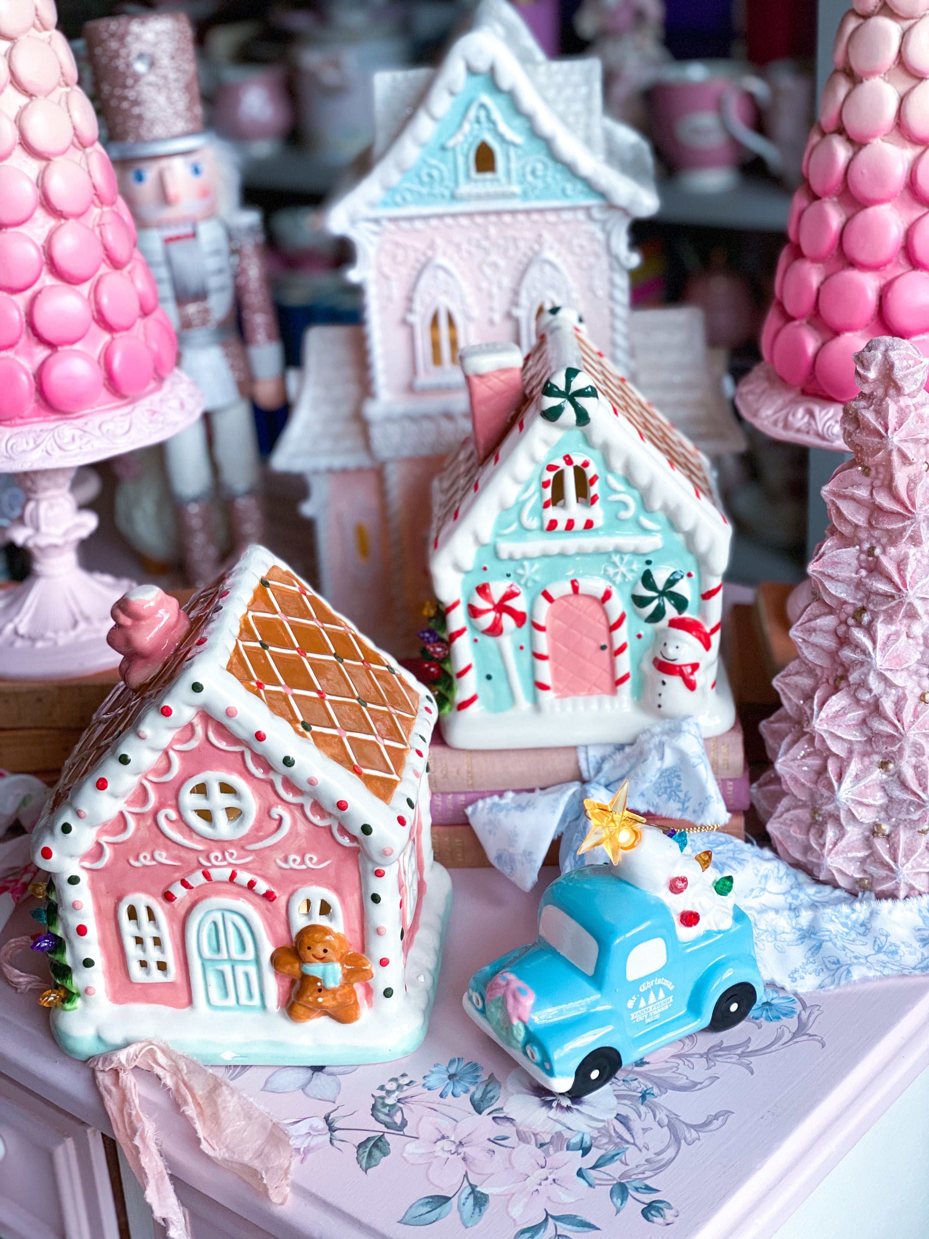 Pastel pink blue light up Gingerbread house outlet new