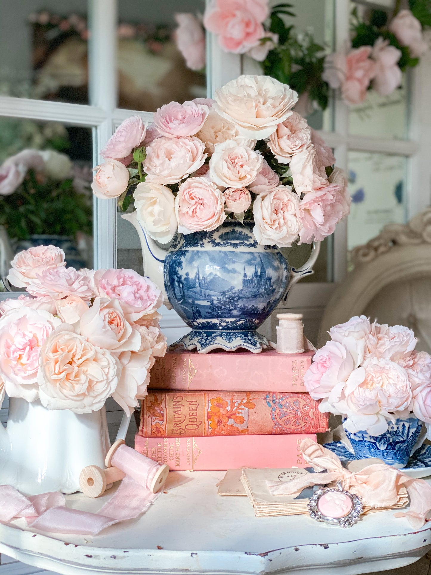 Chinoiserie-Teekanne und rosa Rosen. Galerieverpackte Leinwand