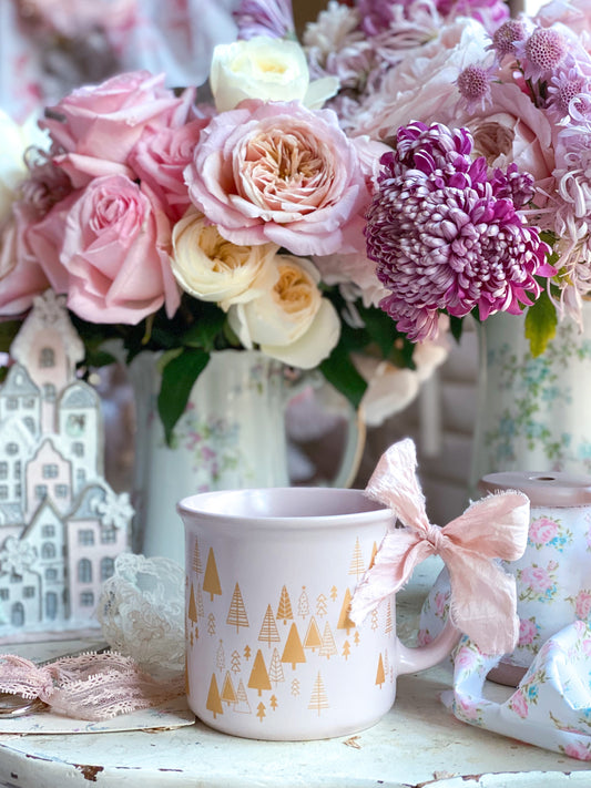 Rosa Tasse mit goldenen Weihnachtsbäumen
