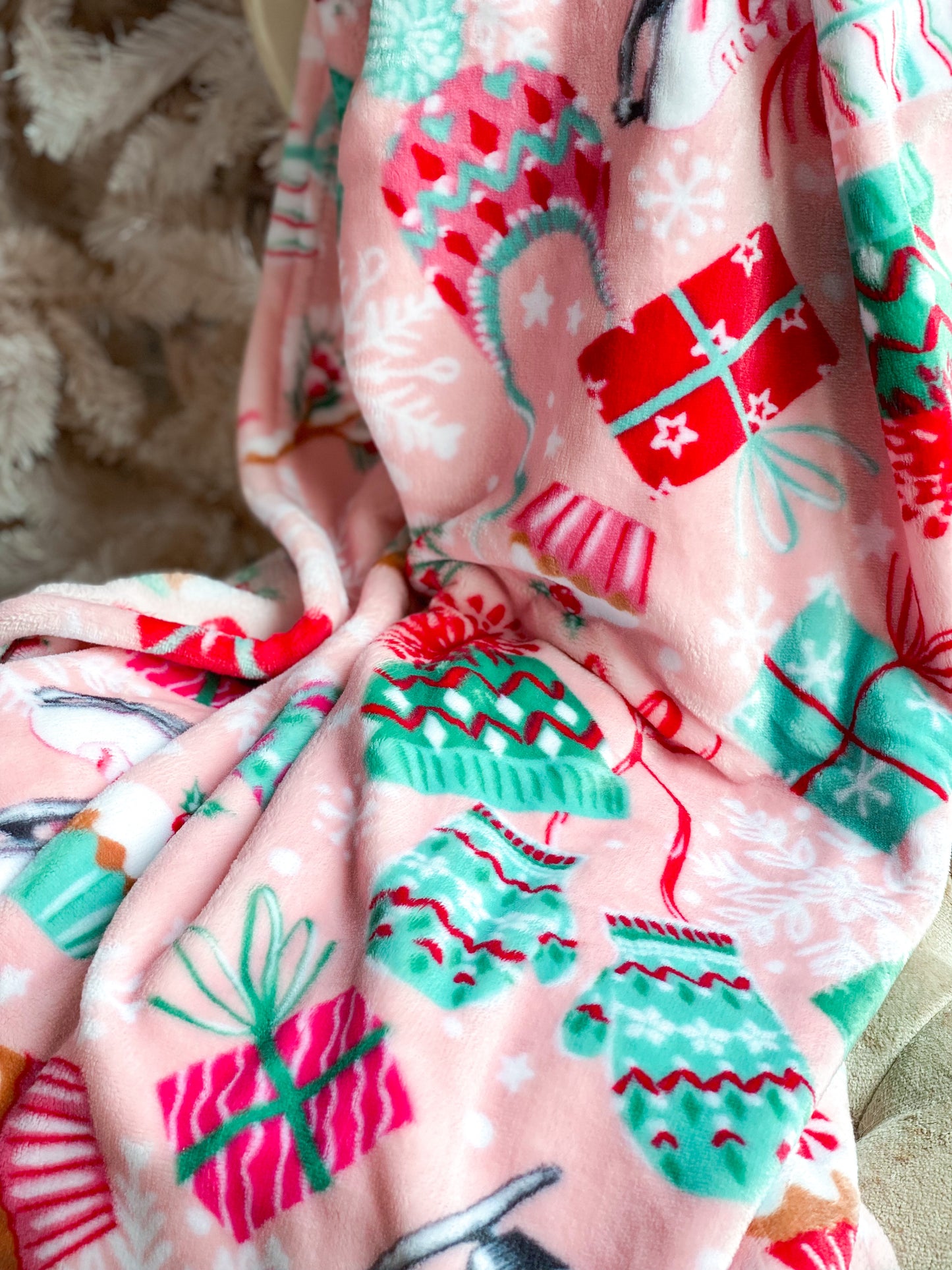Manta de felpa rosa con patines, manoplas y regalos