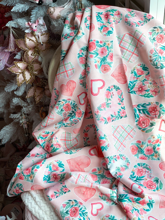 Corazón rosa y mantel floral