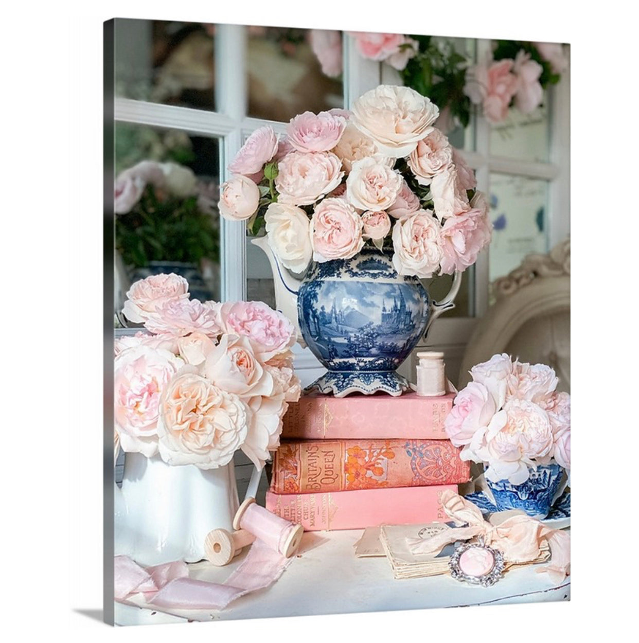 Chinoiserie-Teekanne und rosa Rosen. Galerieverpackte Leinwand