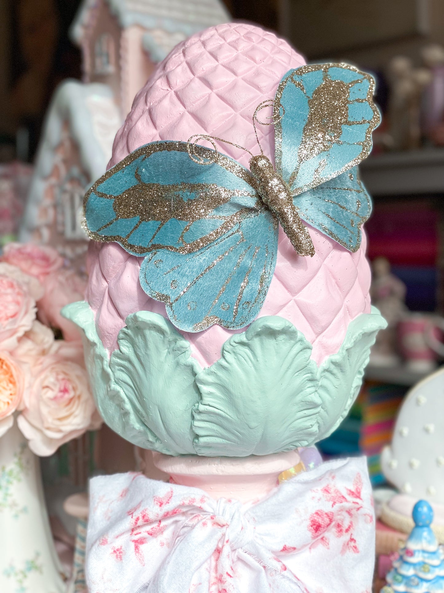 Maßgeschneiderter großer rosa Eierknauf mit blauem Schmetterling