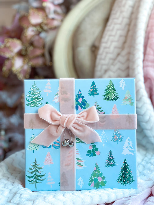 Caja de regalo pequeña con forma de árbol de Navidad azul y rubor