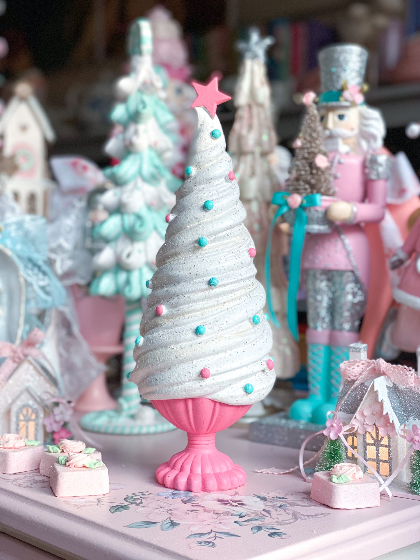 Maßgeschneiderter rosa und blaugrüner Eisbecher-Weihnachtsbaum