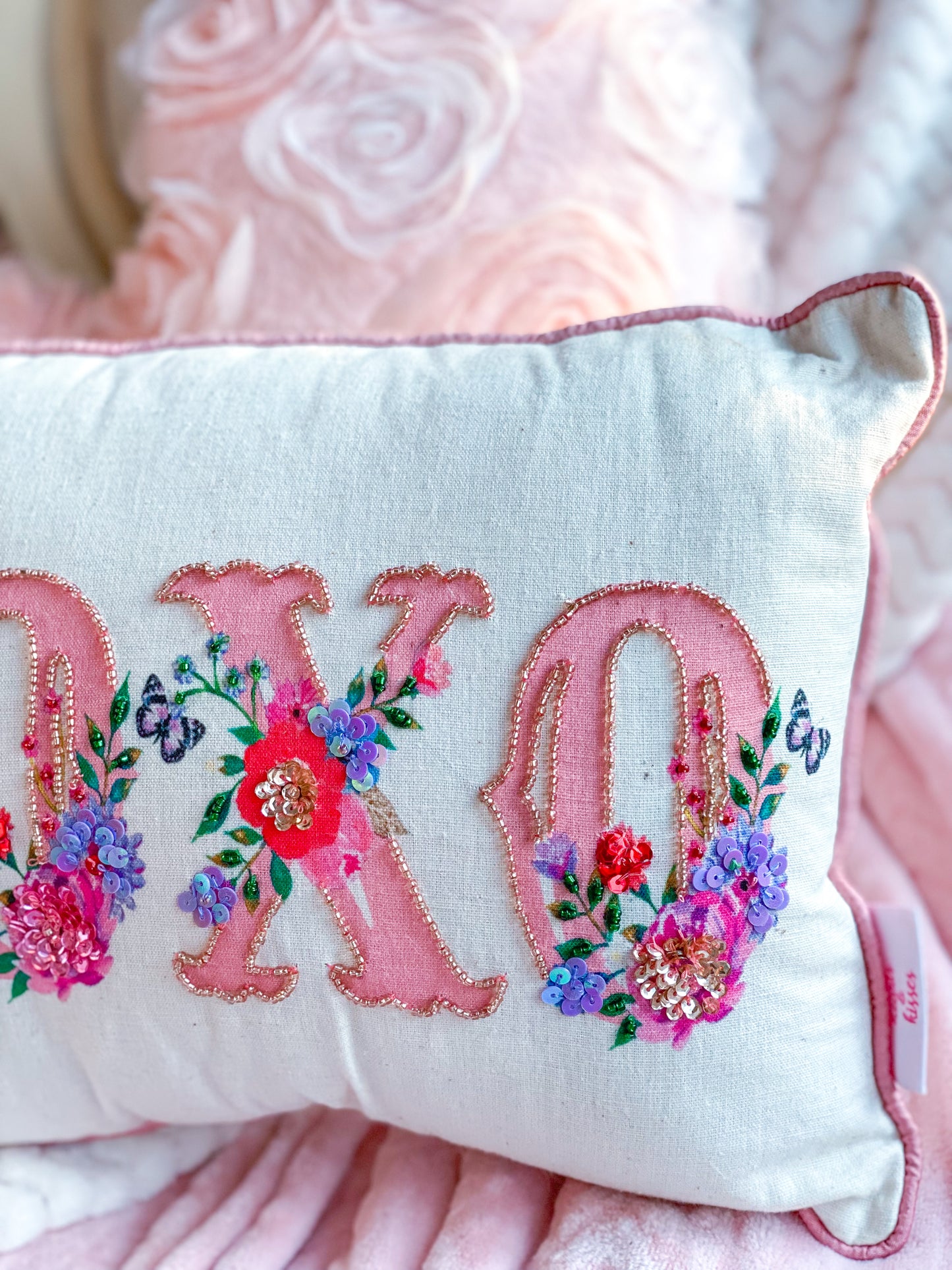 Almohada decorativa con cuentas rosas XOXO