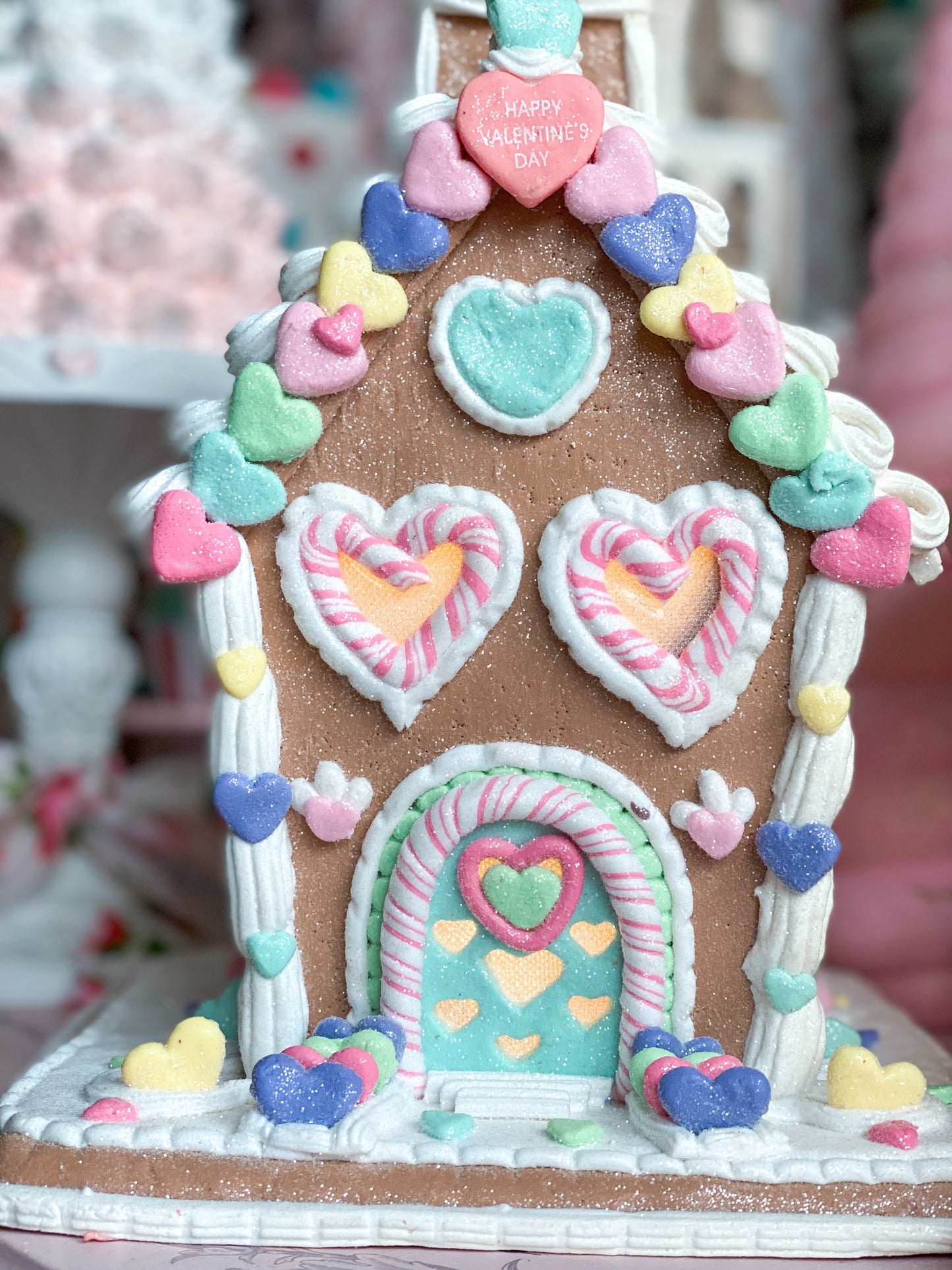 Casa de pan de jengibre iluminada en colores pastel del día de San Valentín