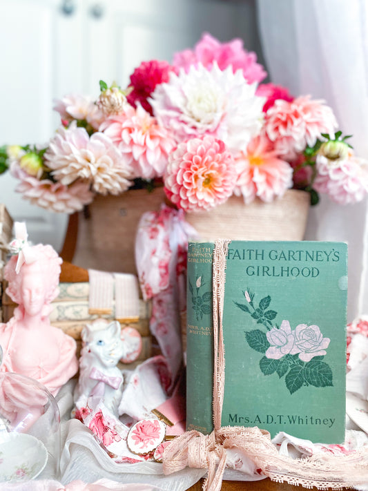 Faith Gartney's Girlhood mit rosa Rosencover