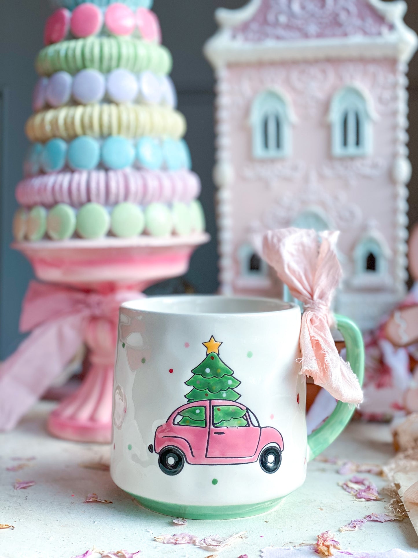 Pastellrosa VW Käfer mit Weihnachtsbaum Polka Dot Tasse
