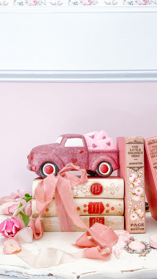 Camión del Día del Amor a medida con cartas de amor rosas