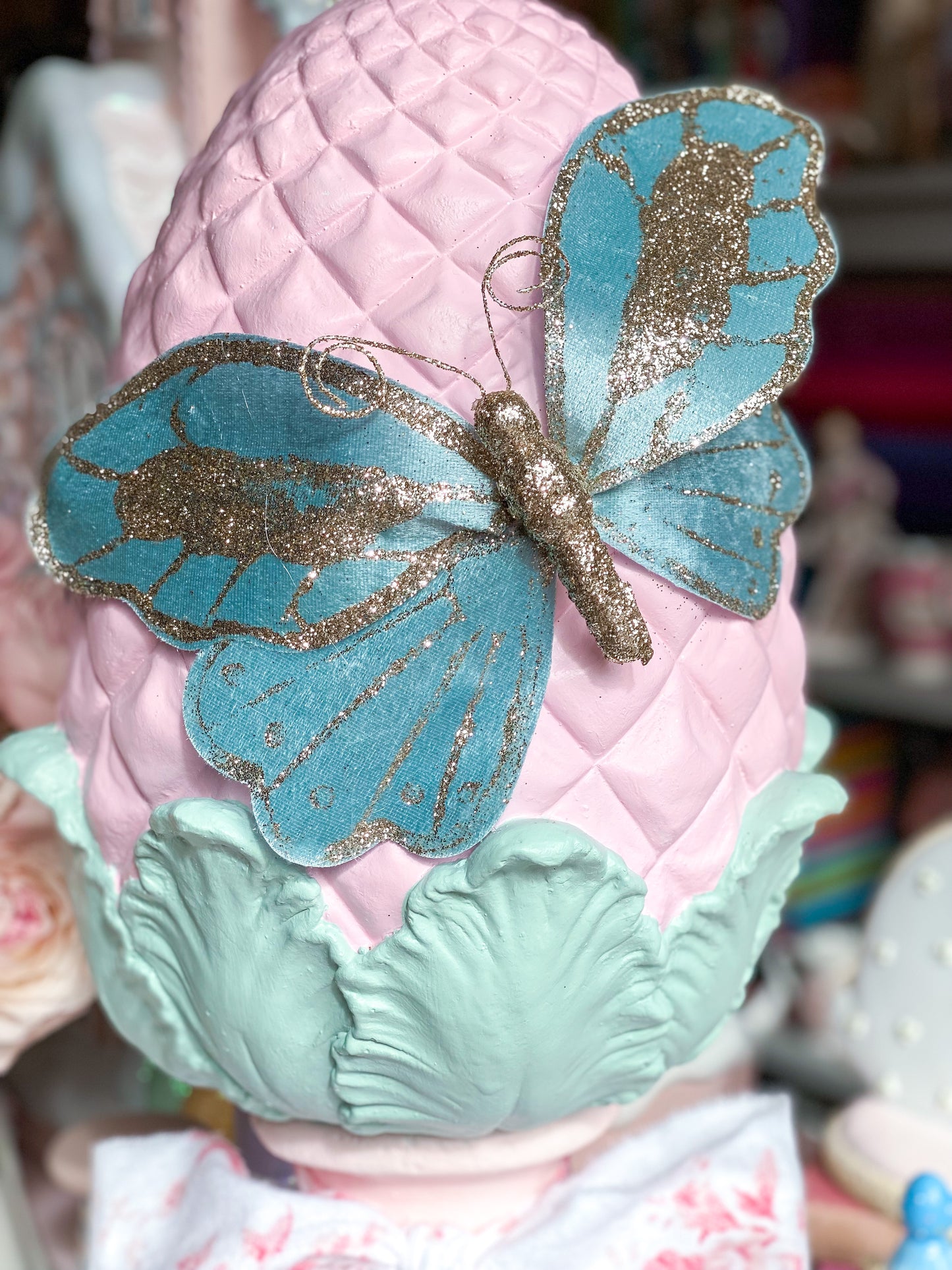Maßgeschneiderter großer rosa Eierknauf mit blauem Schmetterling