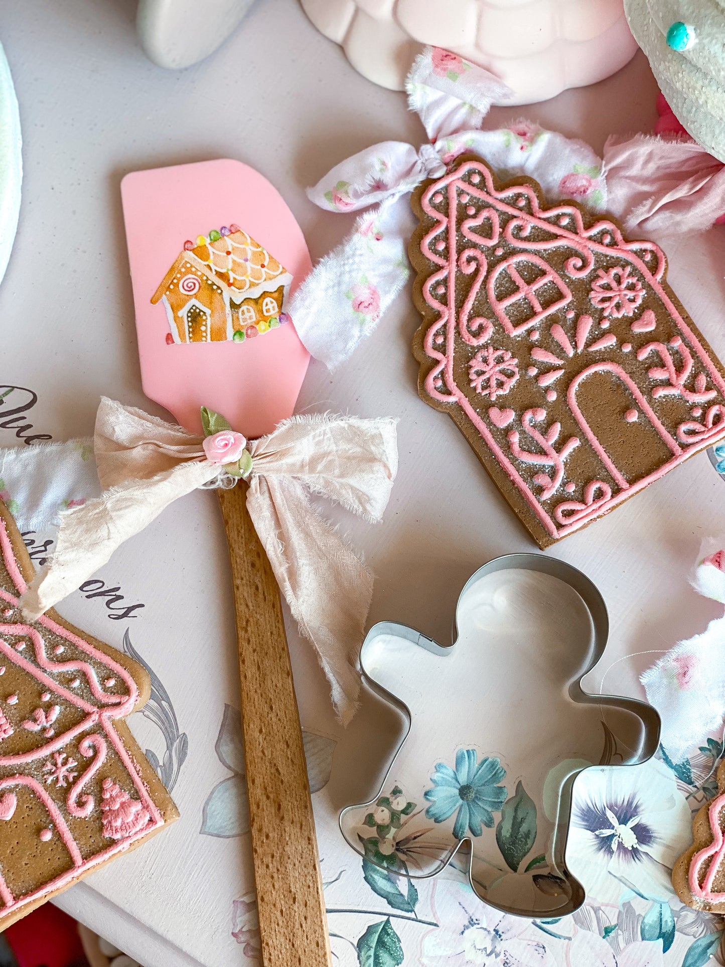 Pink Gingerbread House Spatula set