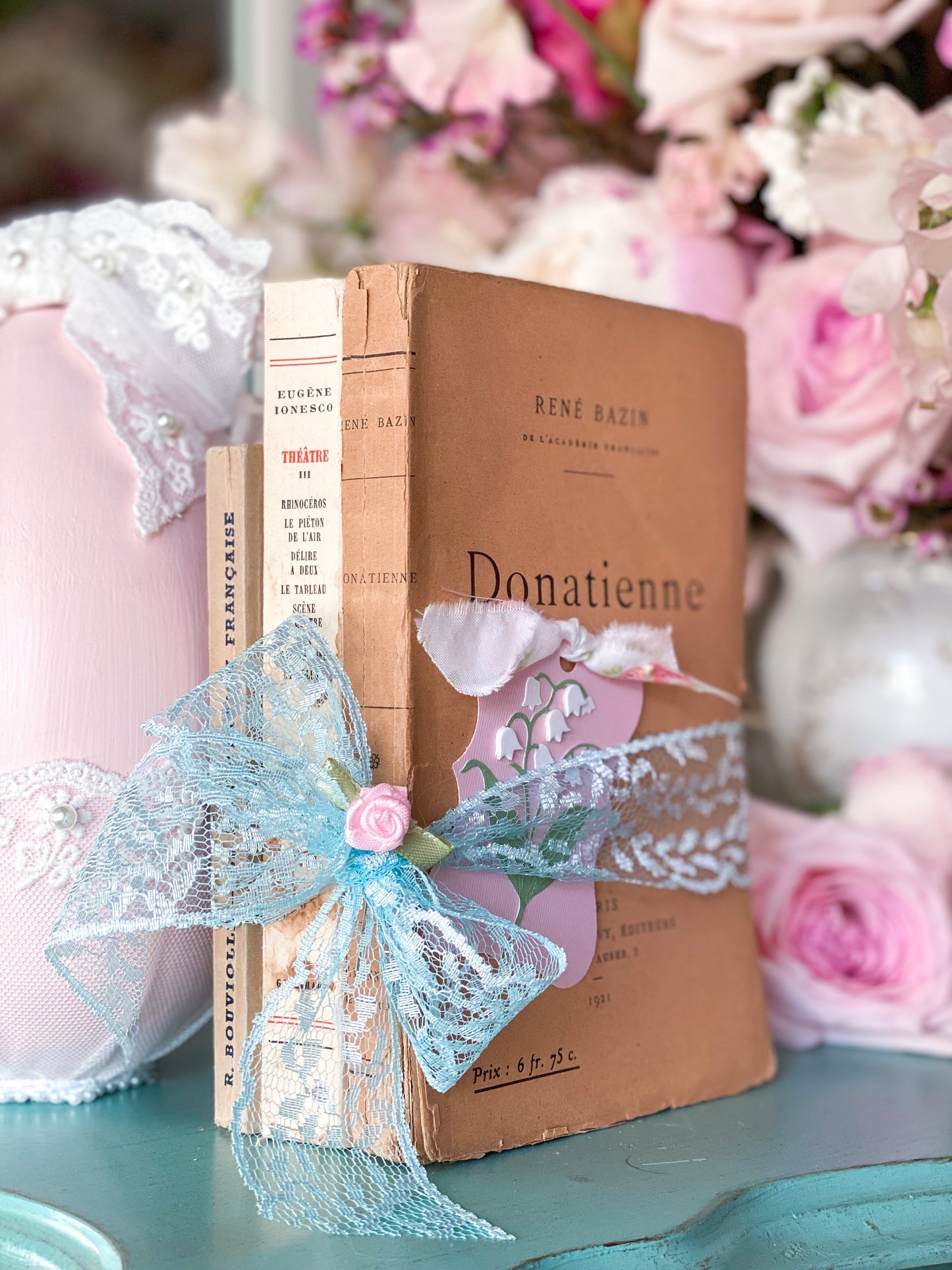 Libro en rústica francés de libros rosas y crema.