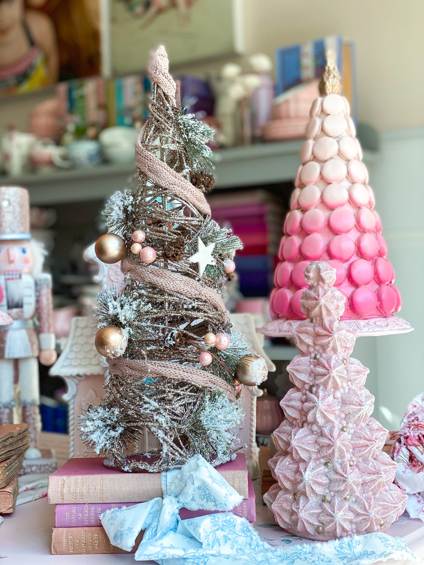 Árboles de Navidad de cono de bosque rosa pastel con estrellas