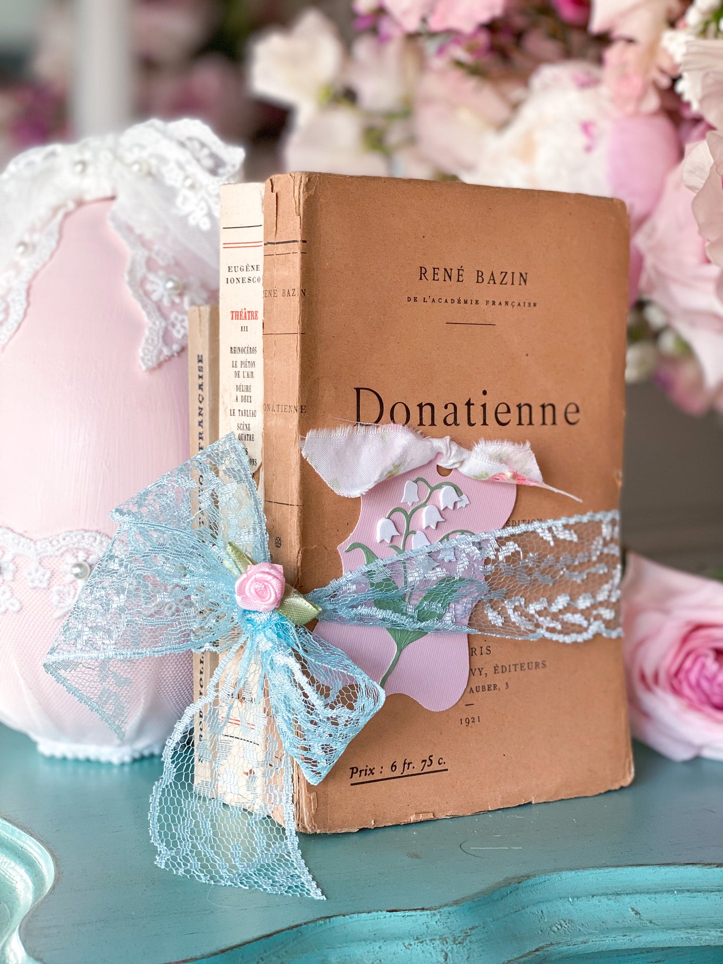 Französisches Taschenbuch mit rosa und cremefarbenen Büchern