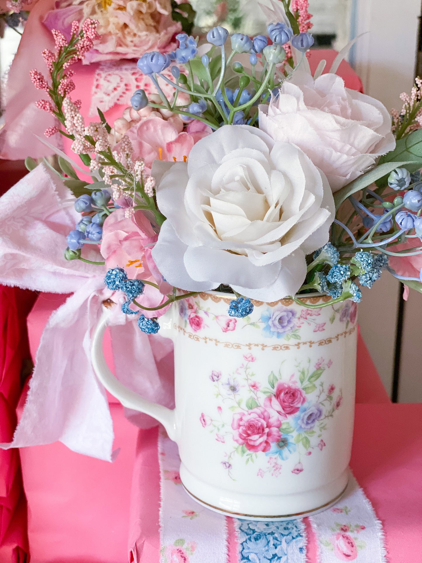 Maßgeschneiderte blaue, lila und rosa Rosen-Kaffeetassen-Arrangement