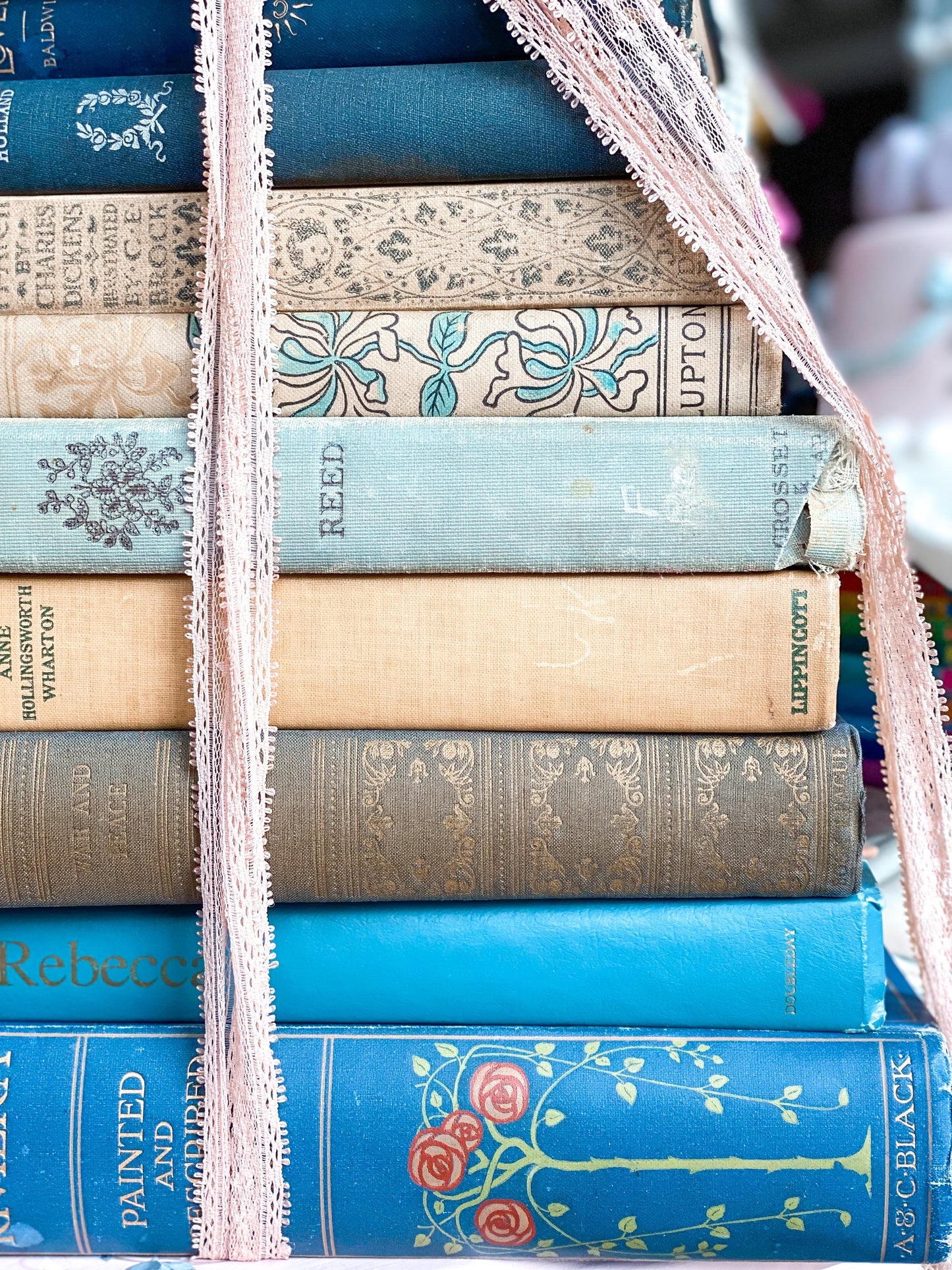Blauer und cremefarbener Buchstapel mit 11 Büchern