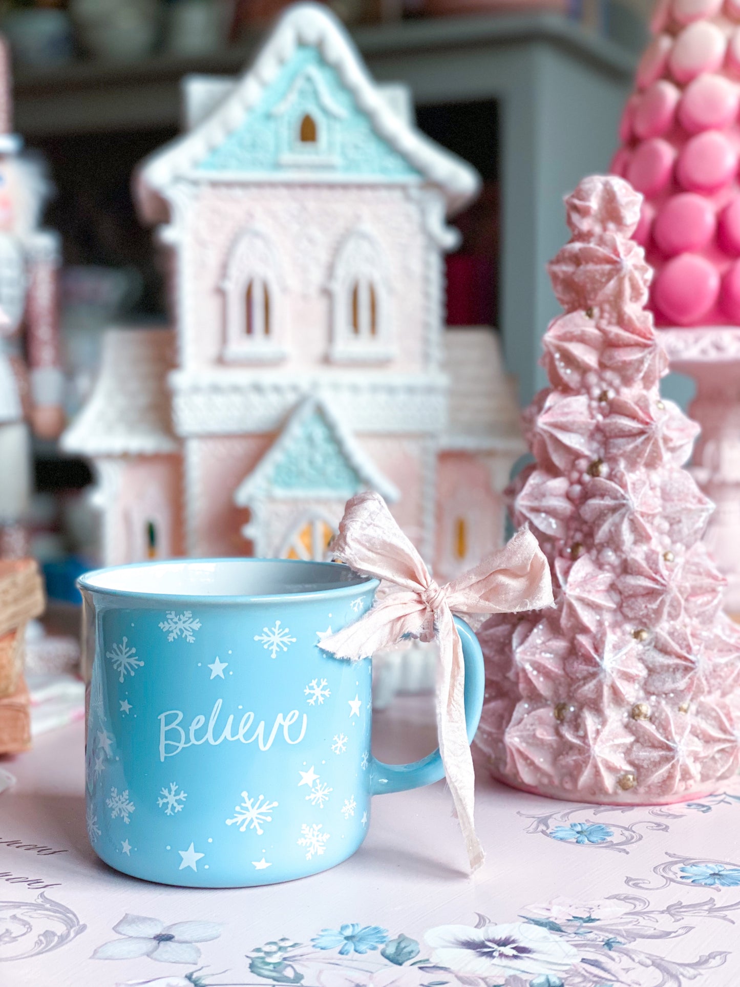 Babyblaue Believe-Tasse mit Schneeflocken