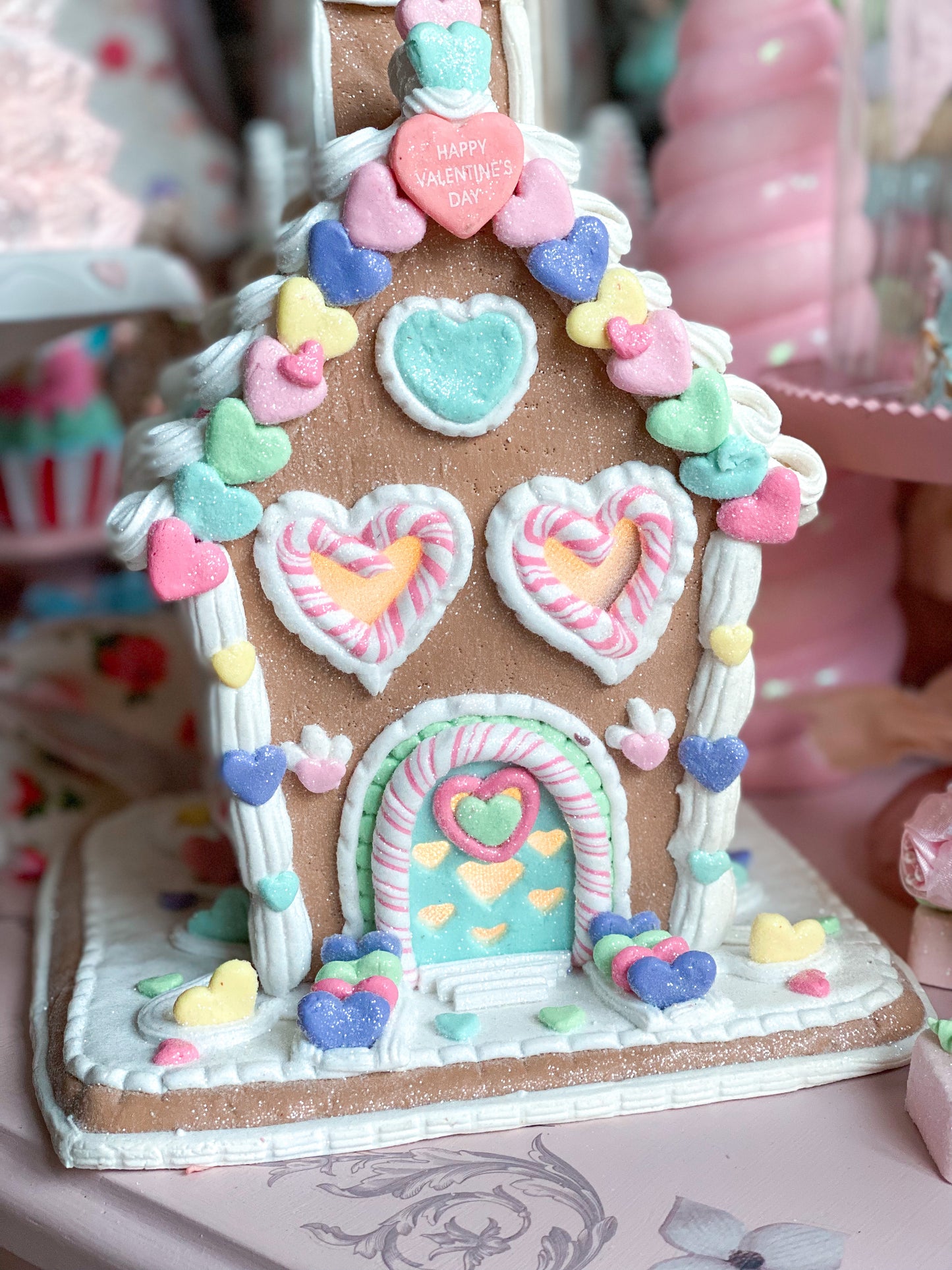 Casa de pan de jengibre iluminada en colores pastel del día de San Valentín