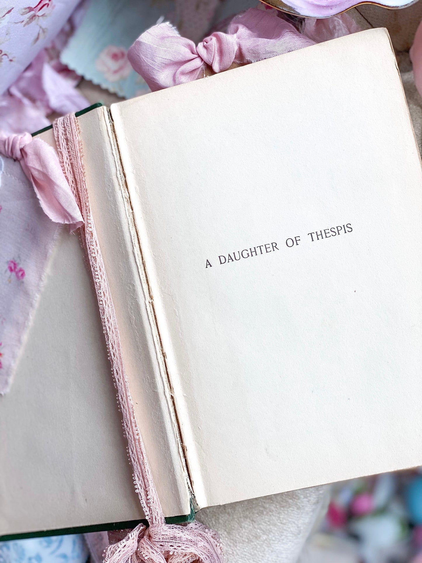 Eine Tochter der Thespis – Erstausgabe – Einband mit grünem Blumenmuster