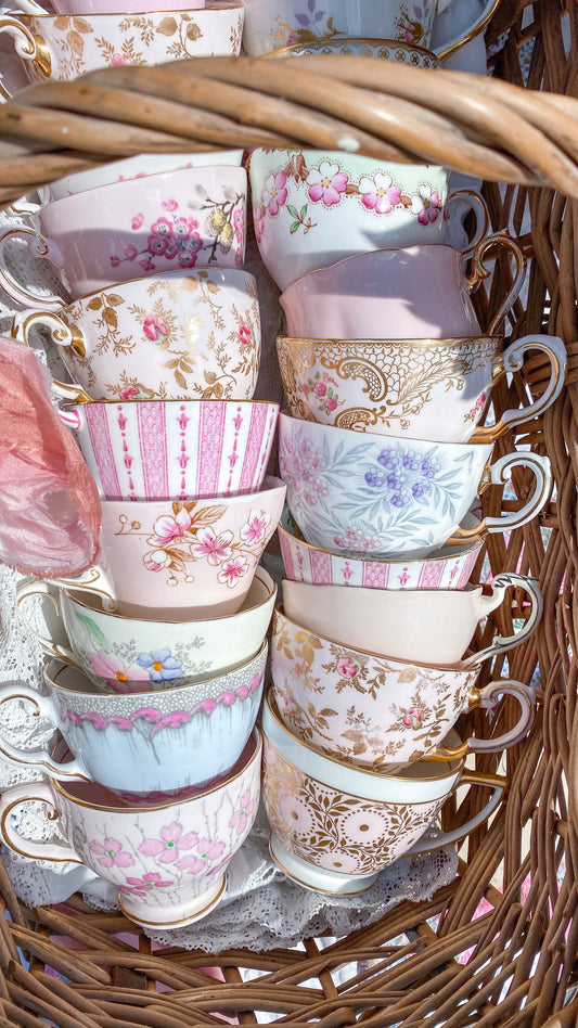 Galerieverpackte Leinwand mit Teetassen in einem Korb