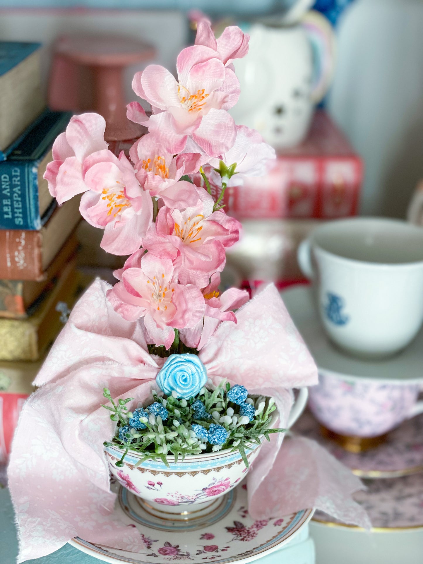 Maßgeschneiderte rosa Rose mit blauer Teetasse