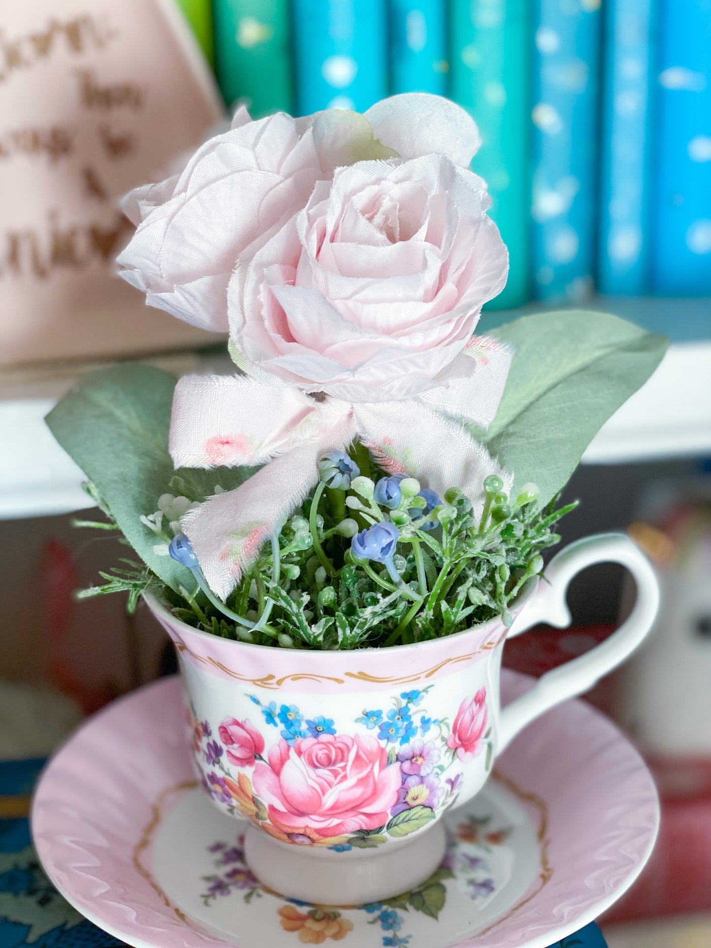 Maßgeschneiderte rosa und lila Rosen-Teetassen-Arrangement