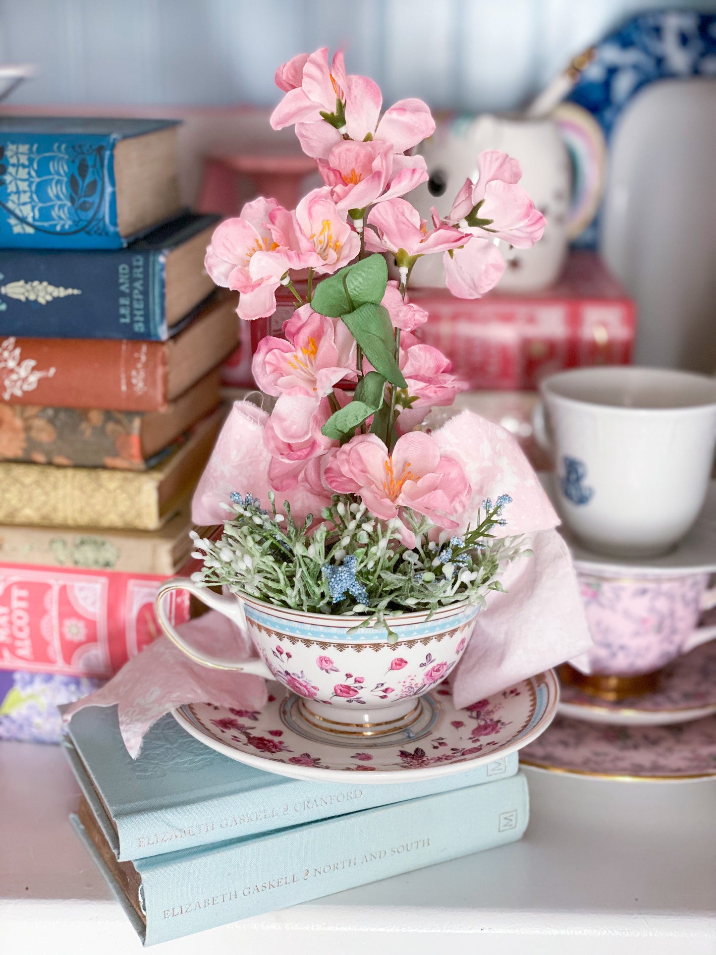 Maßgeschneiderte rosa Rose mit blauer Teetasse