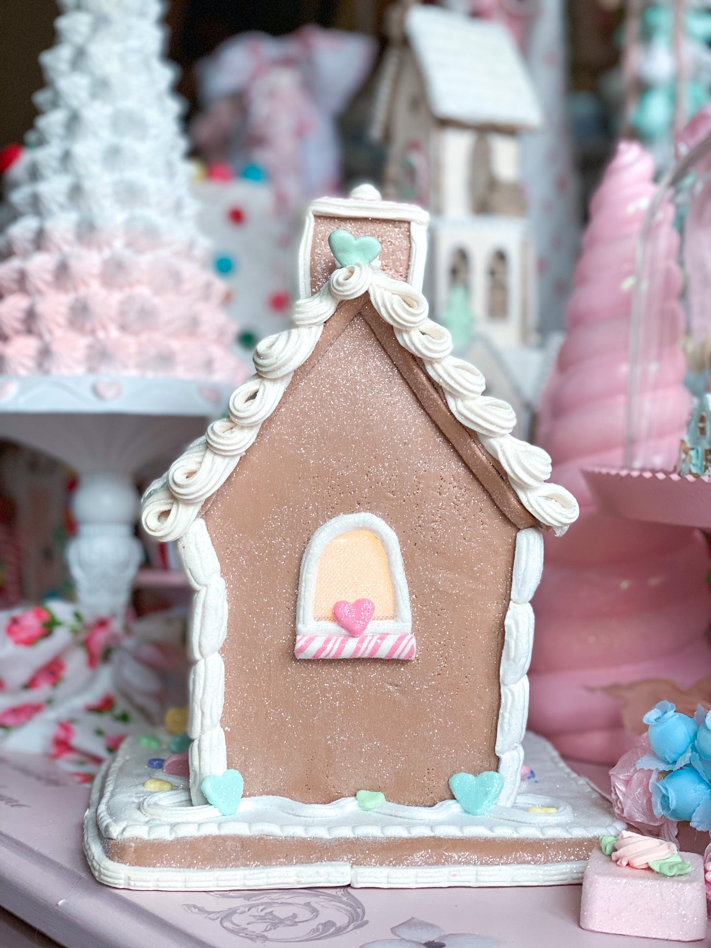 Pastellfarbenes, leuchtendes Lebkuchenhaus zum Valentinstag