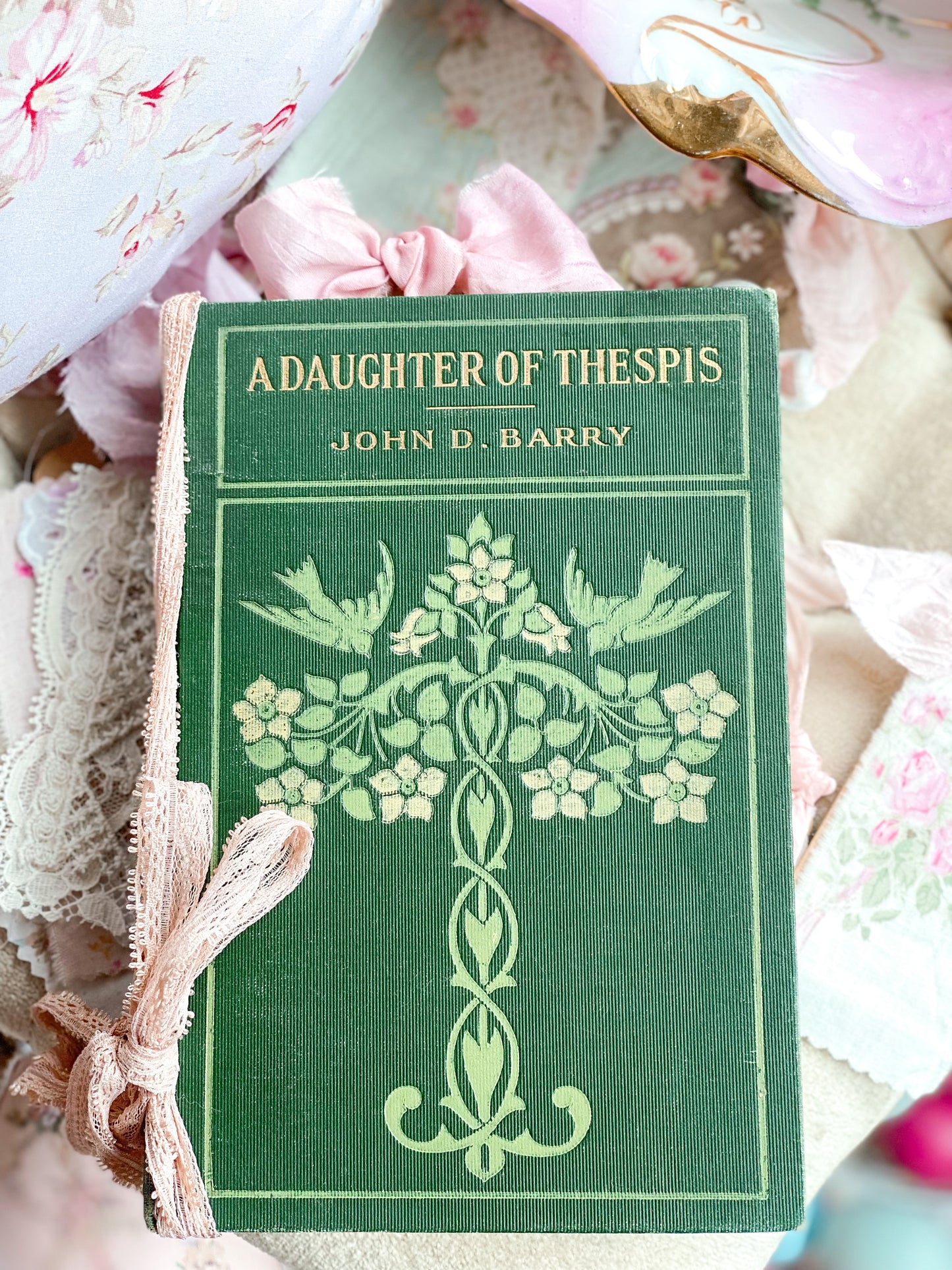 Eine Tochter der Thespis – Erstausgabe – Einband mit grünem Blumenmuster
