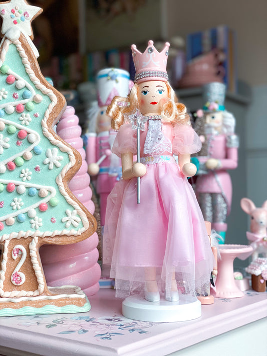 Cascanueces de hadas rosa pastel al estilo de Glinda del Mago de Oz