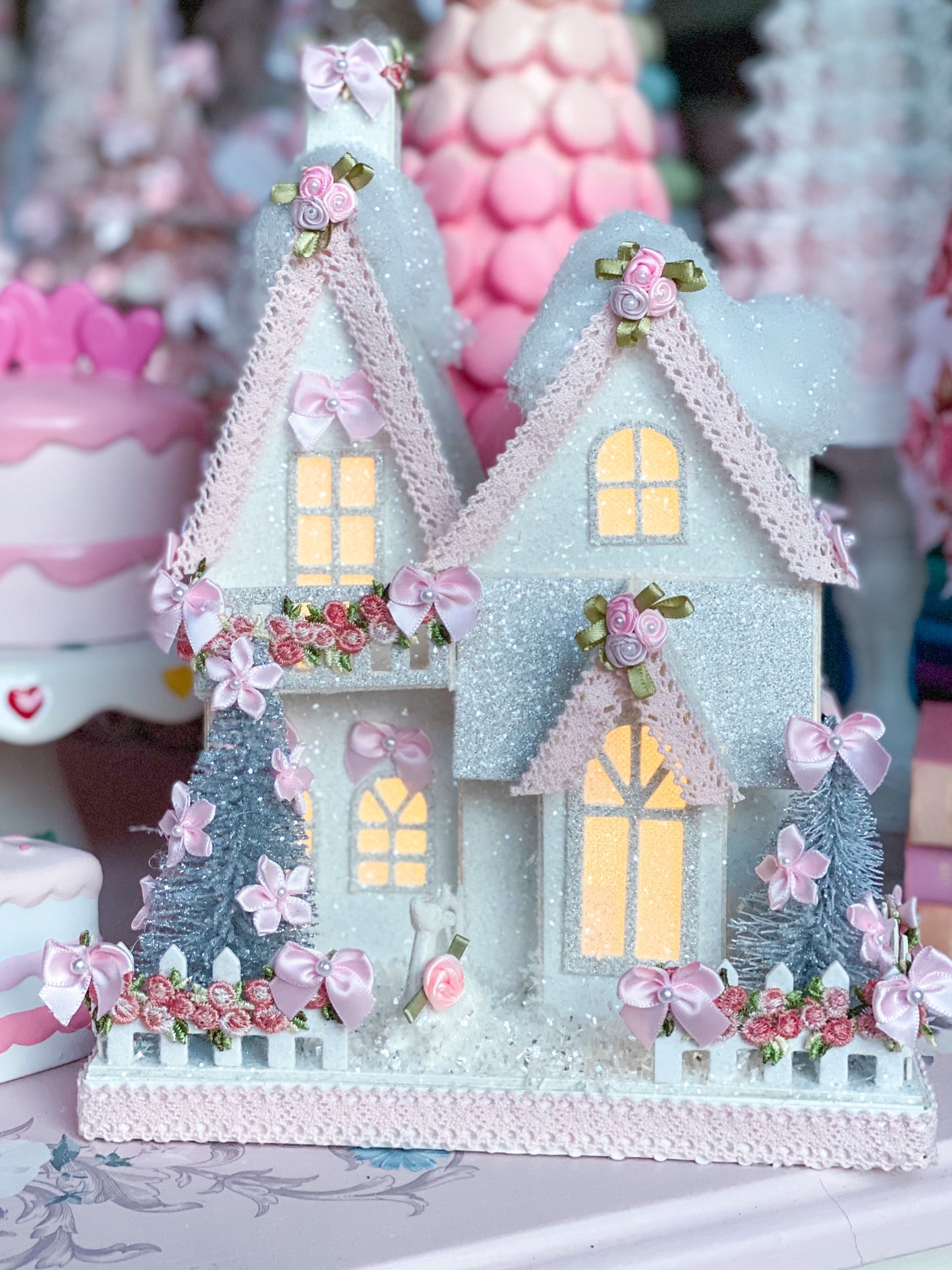 Maßgeschneidertes Glitzerhaus im Shabby-Chic-Stil in Pastellrosa und Weiß mit LED-Beleuchtung