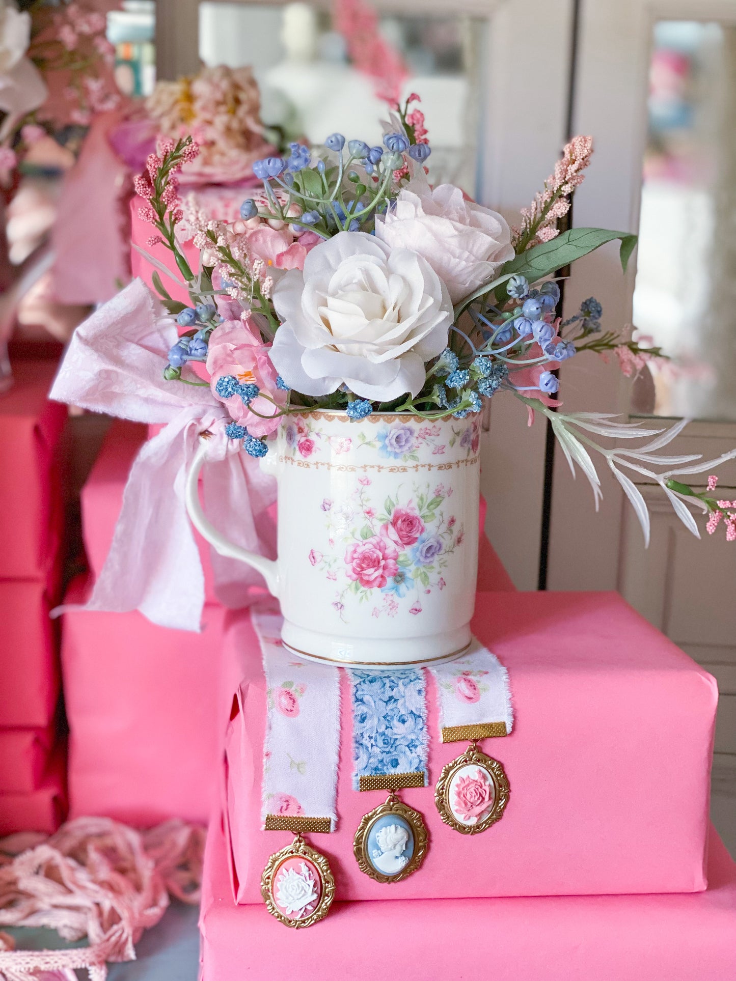 Maßgeschneiderte blaue, lila und rosa Rosen-Kaffeetassen-Arrangement