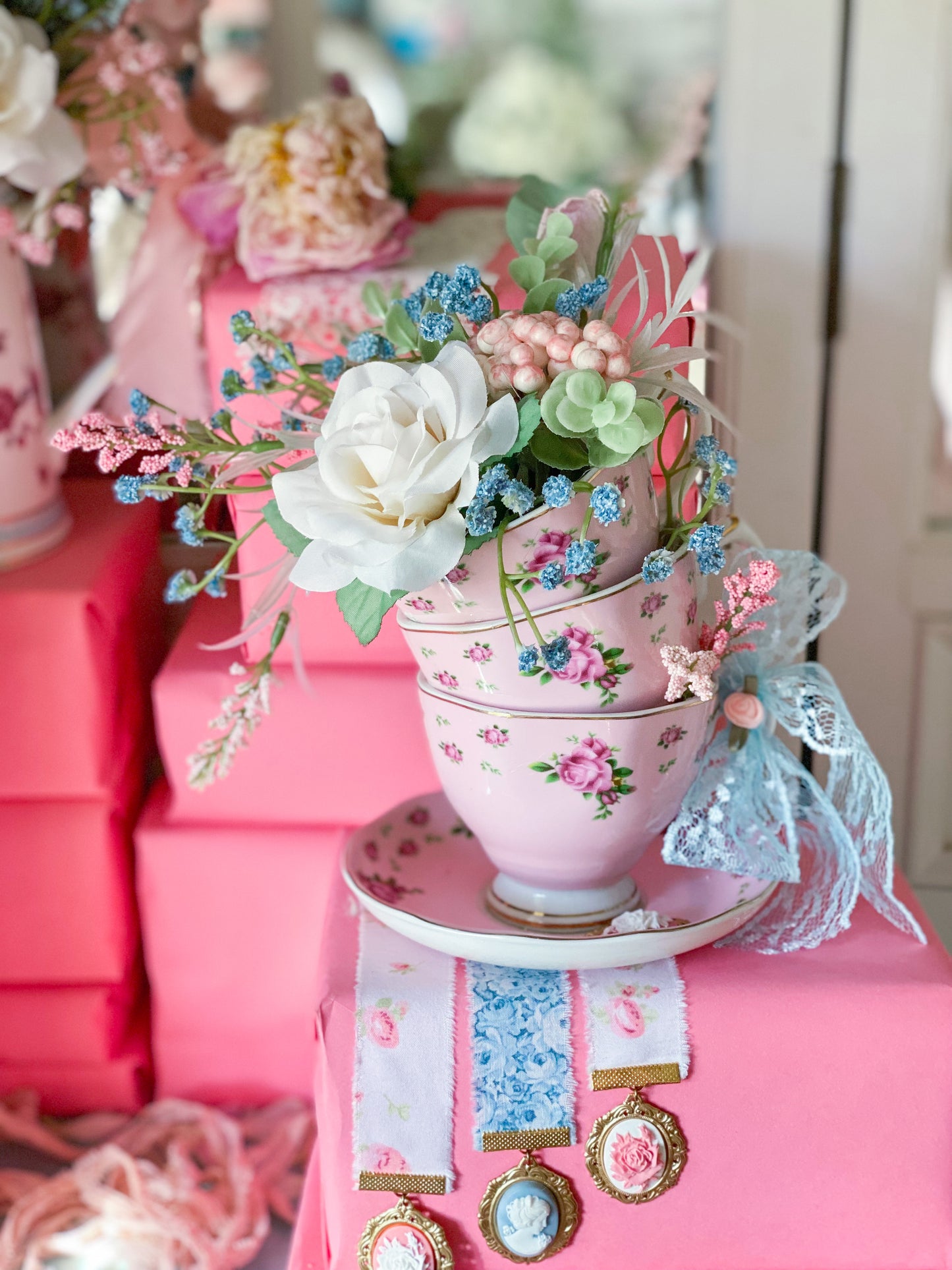 Maßgeschneiderter rosafarbener Teetassen-Stapel im Royal Albert-Stil